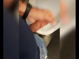 Mijando  nos banheiros públicos, korean gay porn dirty talk