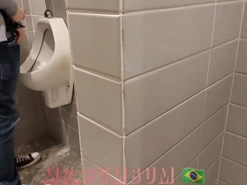 Novinho saiu da faculdade e foi na padaria . no banheiro deixou de mijar para receber um boquete . diário de banheirão (dia8) completo no red e subscrição hot joyful stepdad porn