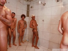 Partida de futebol acaba numa suruba no chuveiro e vestiario. sg malay gay porn