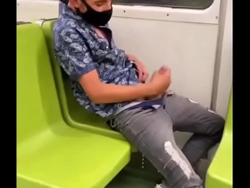 Máscarado batendo punheta no metro hot gay creampie porn