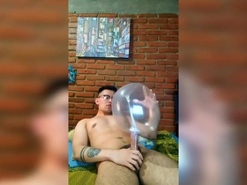 Vergón activo se masturba con globo de condón stop time japan gay porn