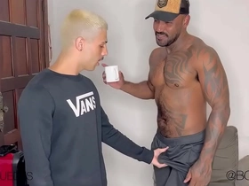 Fui pedir açúcar pro vizinho negão dotado e o putao me deu leite na garganta japan gay porn bondage