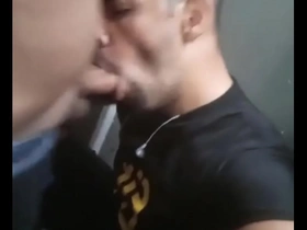 Chupei o pai do meu amigo no banheiro da smartfit japan asian gay porn