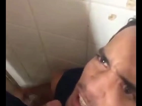 Saindo para o trabalho passei do itty-bitty banheiro da estação da luz em são paulo e fodi com nove machos - full red porn gay korean hot