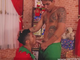 Mamei o ajudante de papai noel hot handsome gay porn